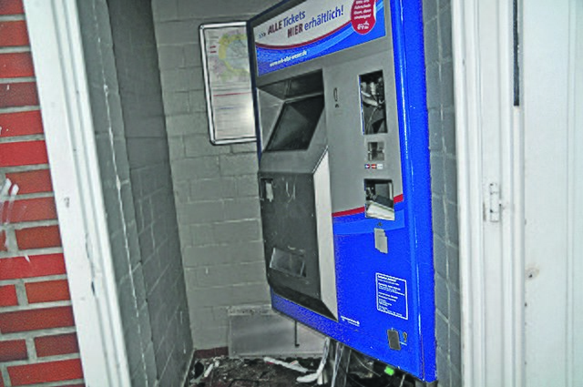 Der aufgesprengte Fahrkartenautomat in Harsefeld | Foto: Polizei