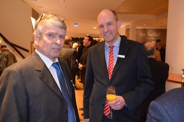 WOCHENBLATT-Verleger Martin Schrader mit Peter Meyer (Sparkasse)