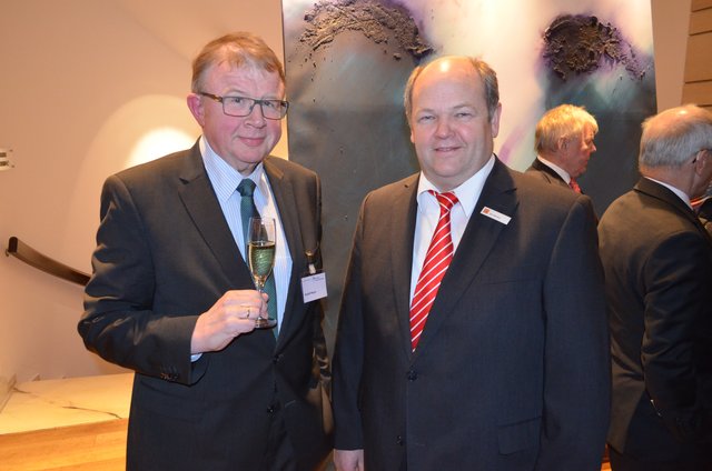 Kreistags-Vorsitzender Rudolf Meyer (li.) und Udo Behnke (Sparkasse)