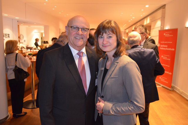 Kristina Dombrowski (Sparkasse Harburg-Buxtehude) mit Hans Dittmer (Bürgerstiftung Hospiz Nordheide)