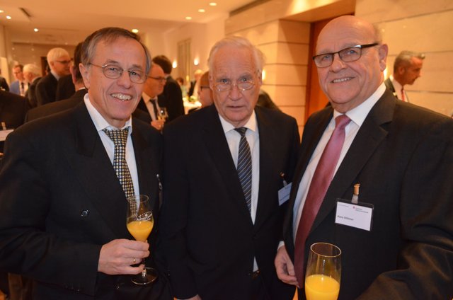 Buchholz' Ex-Bürgermeister Wilfried Geiger (v. li.), Ex-Oberkreisdirektor Hans-Joachim Röhrs und Hans Dittmer (Bürgerstiftung Hospiz Nordheide)