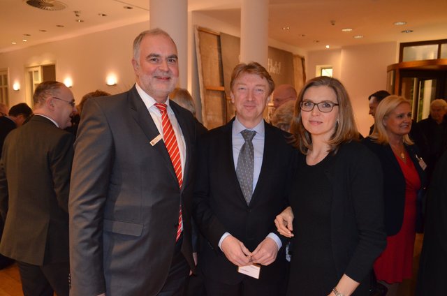 Vorstandsvertreter Gerhard Oestreich mit Frank und Sabine Meyer (VGH Buchholz)