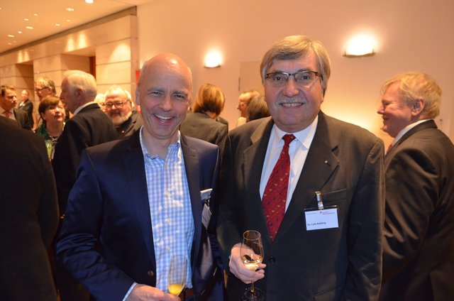 Christoph Bausch (li.) und Zahnarzt Dr. Lutz Rehling 8Winsen)