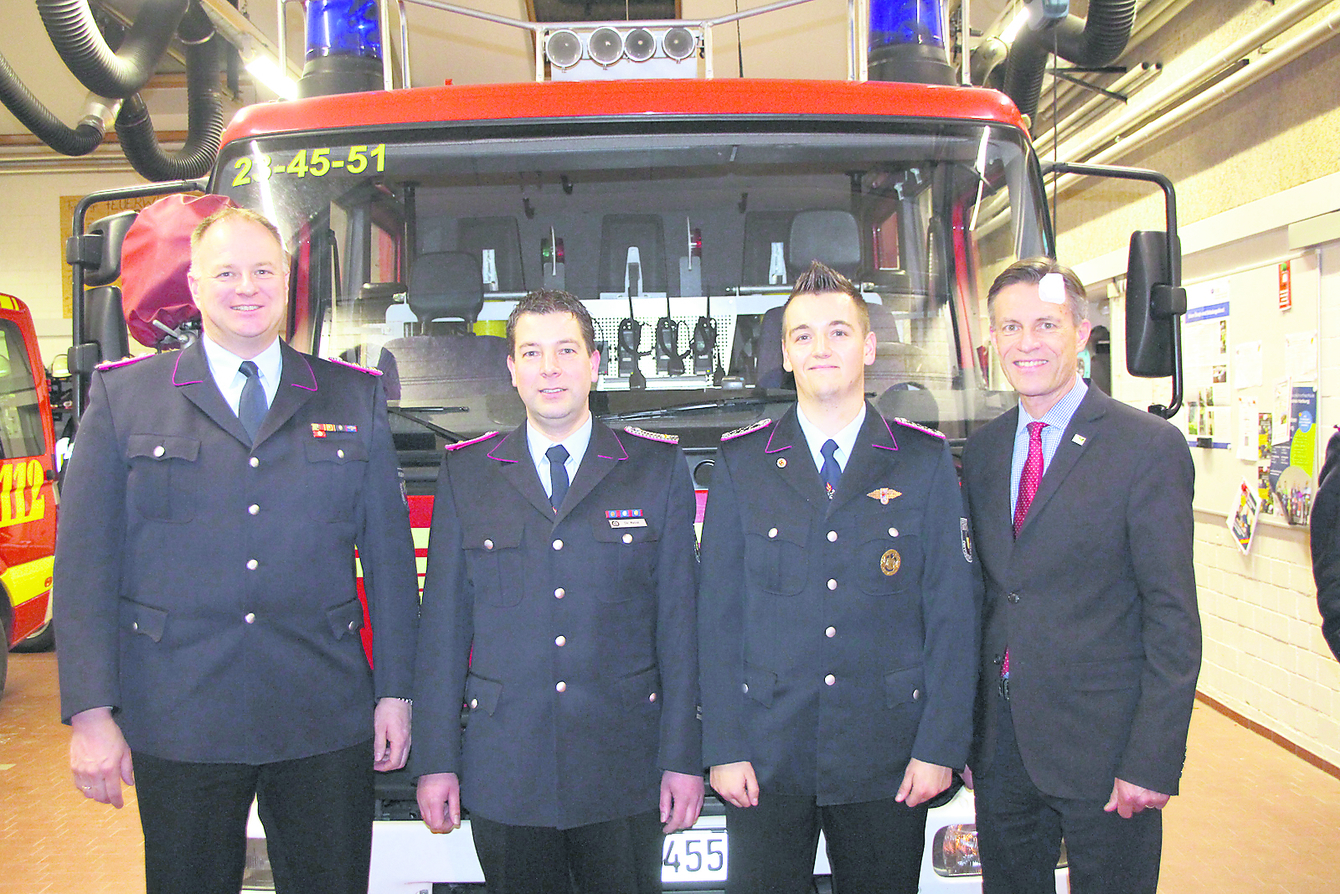 Freuen sich bei der Trelder Wehr über Beförderungen (v. li.): Stadtbrandmeister André Emme, Ortsbrandmeister Christian Matzat, Jason Riggers und Bürgermeister Jan-Hendrik Röhse