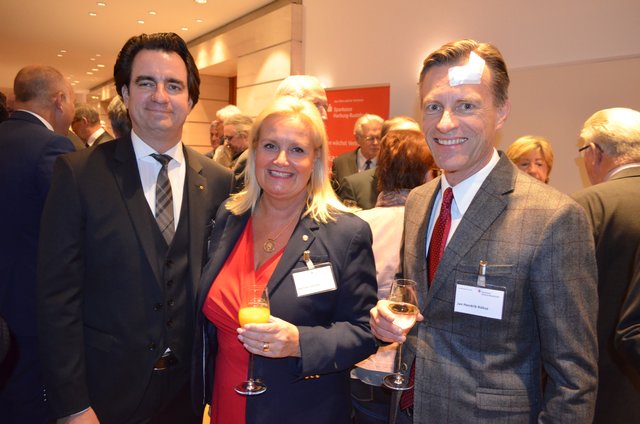 von links: Andreas Tietz (terra), Martina Oertzen (Bürgermeistern der Gemeinde Seevetal) und Jan-Hendrik Röhse (Bürgermeister der Stadt Buchholz)