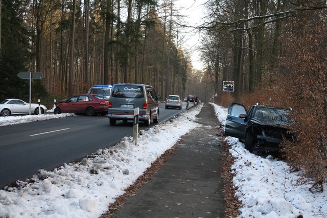 Auch an dem zweiten am Unfall beteiligten Pkw (re.) entstand erheblicher Sachschaden