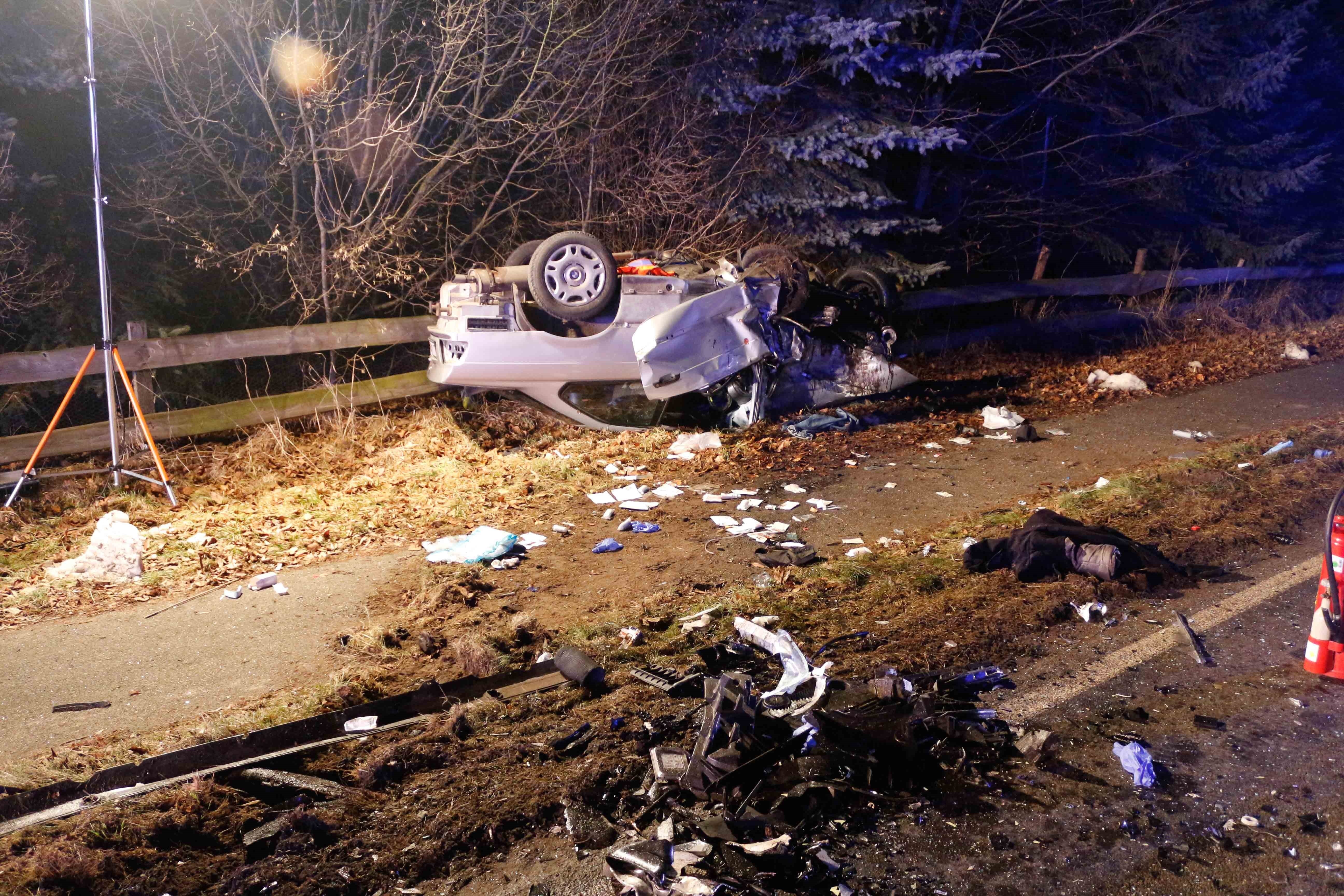 Der Fahrer dieses BMW wurde tödlich verletzt