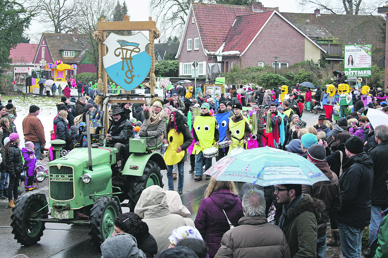 Die Straßen in Hanstedt waren gut gefüllt, als die Wagen und Fußgruppen vorbeikamen
