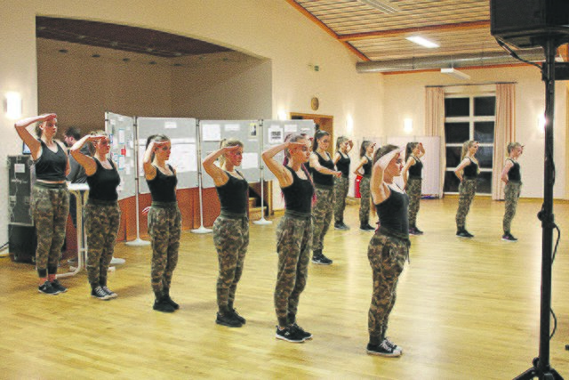 Die Hip-Hop-Gruppe von Blau-Weiss Buchholz verdeutlichte den militärischen Drill des Sports in der Nazi-Zeit...