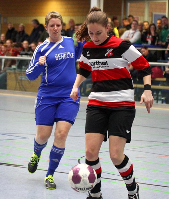 In dieser Szene muss Katharina Eickhoff (li.) vom TSV Stelle, den Ball ihrer Gegenspielerin von Altona 93 überlassen