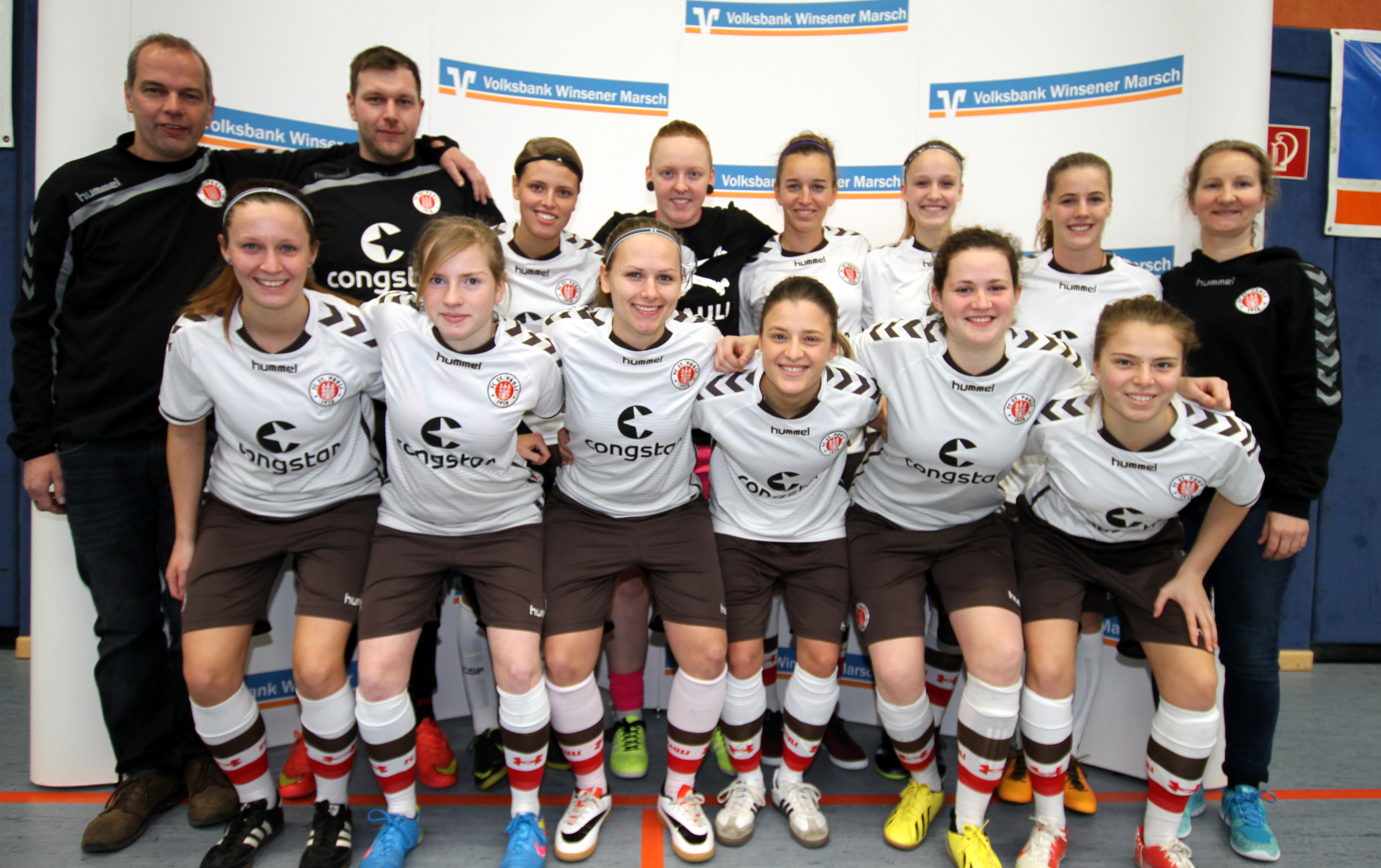 Die Fußballfrauen des FC St. Pauli (Regionalliga) konnten mit ihren Trainern ihren Hallentitel beim Tillmann-Cup in Marschacht verteidigen