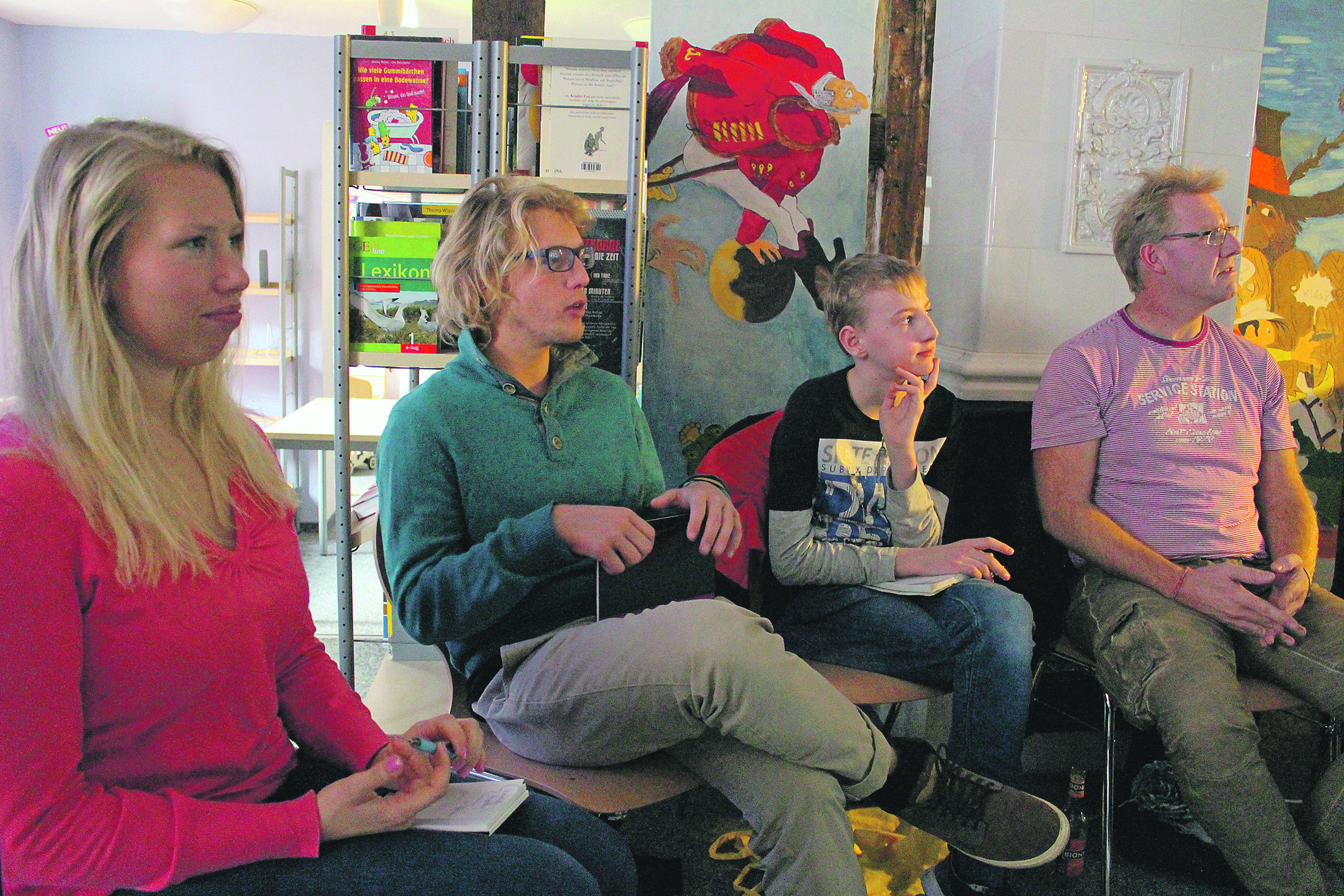 Die Workshop-Teilnehmer (v. re.) Antonia Schubert, Thomas Matzke-Taebel, Jan Niklas Lütjohann und Conrad Meißner diskutierten über Vortrag, Haltung und Bühnenpräsenz
