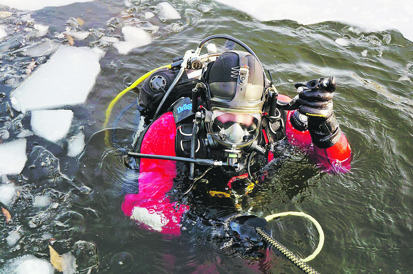 Taucher Tobias Leger von der DLRG-Ortsgruppe Lüneburg im eiskalten Wasser