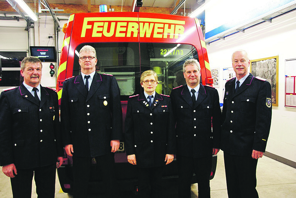 Bei der Versammlung der Feierwehr Kakebstorf (v. li.): Ortsbrandmeister Peter Hinrichs, die geehrten Hans Hollander und Martina Rehm, Gemeindebrandmeister-vertreter Oliver Zöller und Abschnittleiter Heide-Vertreter Jonny Anders