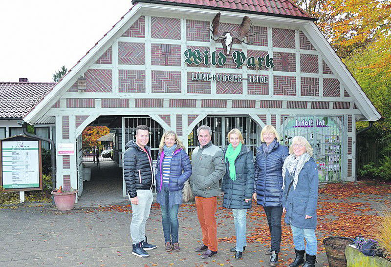 Wünschen sich Tempo 70 vor dem Wildpark Lüneburger Heide (v. li.): Alexander Tietz, Katrin Patscheck, Norbert Tietz (alle Wildpark), Svenja Stadler, Andrea Schröder-Ehlers und Elisabeth Brinkmann (alle SPD)