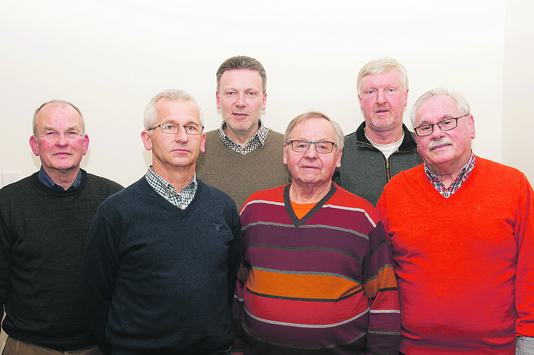 Die geehrten Mitglieder und neu gewählte Vorstände des Nordheide-Chores Marxen (v. li.): Volker Kunst, Heiko Harms, Michael Meisner, Hermann Bade, Georg Mickel-Garbers und Manfred Schieß