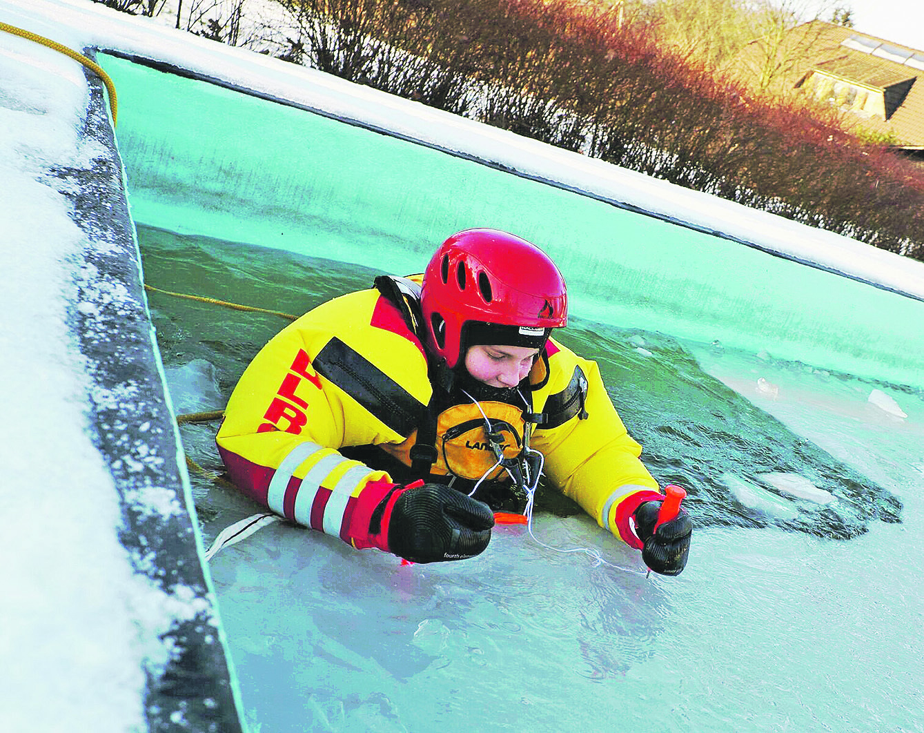Schülerin Kathrin Heitmann von der DLRG-Ortsgruppe Buchholz versucht sich mit Hilfe von Eispickeln selbst aus dem Eisloch zu retten