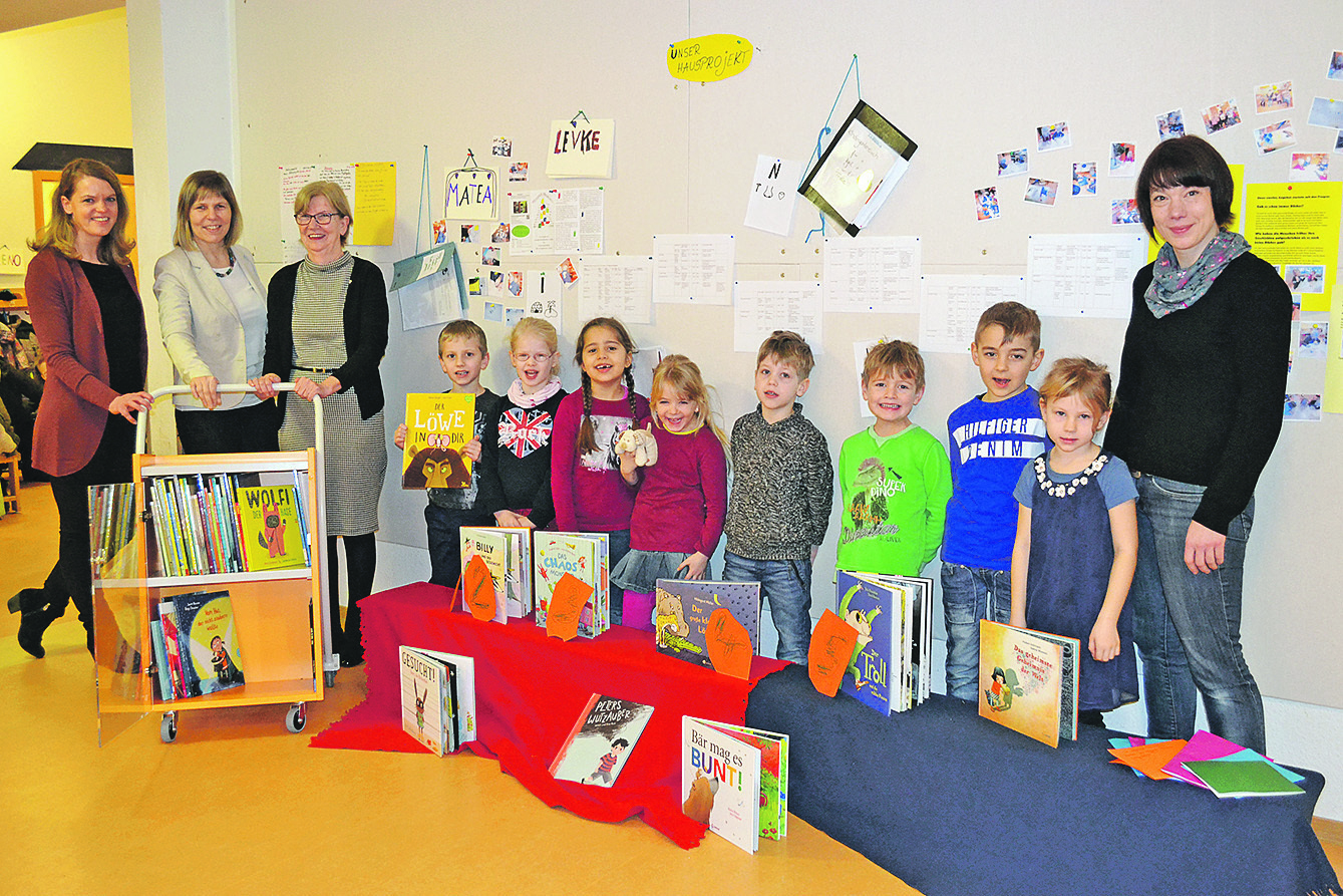 Kinderburg-Leiterin Kristina Dannat, Büchereileiterin Nicole Scheibel und Lilian Bormann von der Irene und Friedrich Vorwerk-Stiftung (v. li.) sowie Erzieherin Yvonne Kreidner mit einigen Kindern