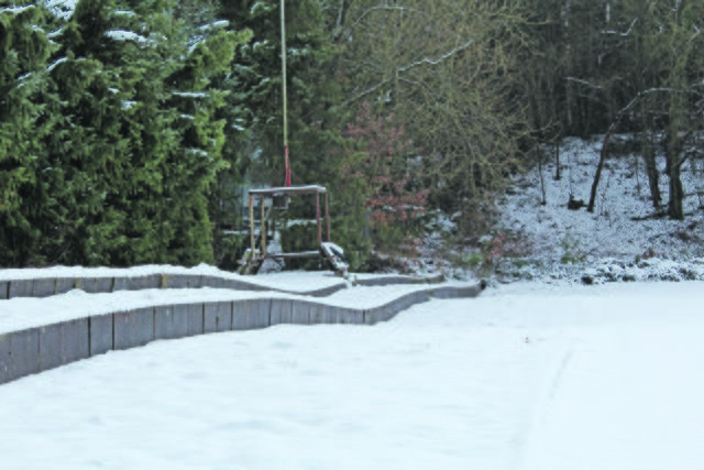 Auch bei Schnee gut zu erkennen: Die
Tribüne und der Platz sind abgesackt