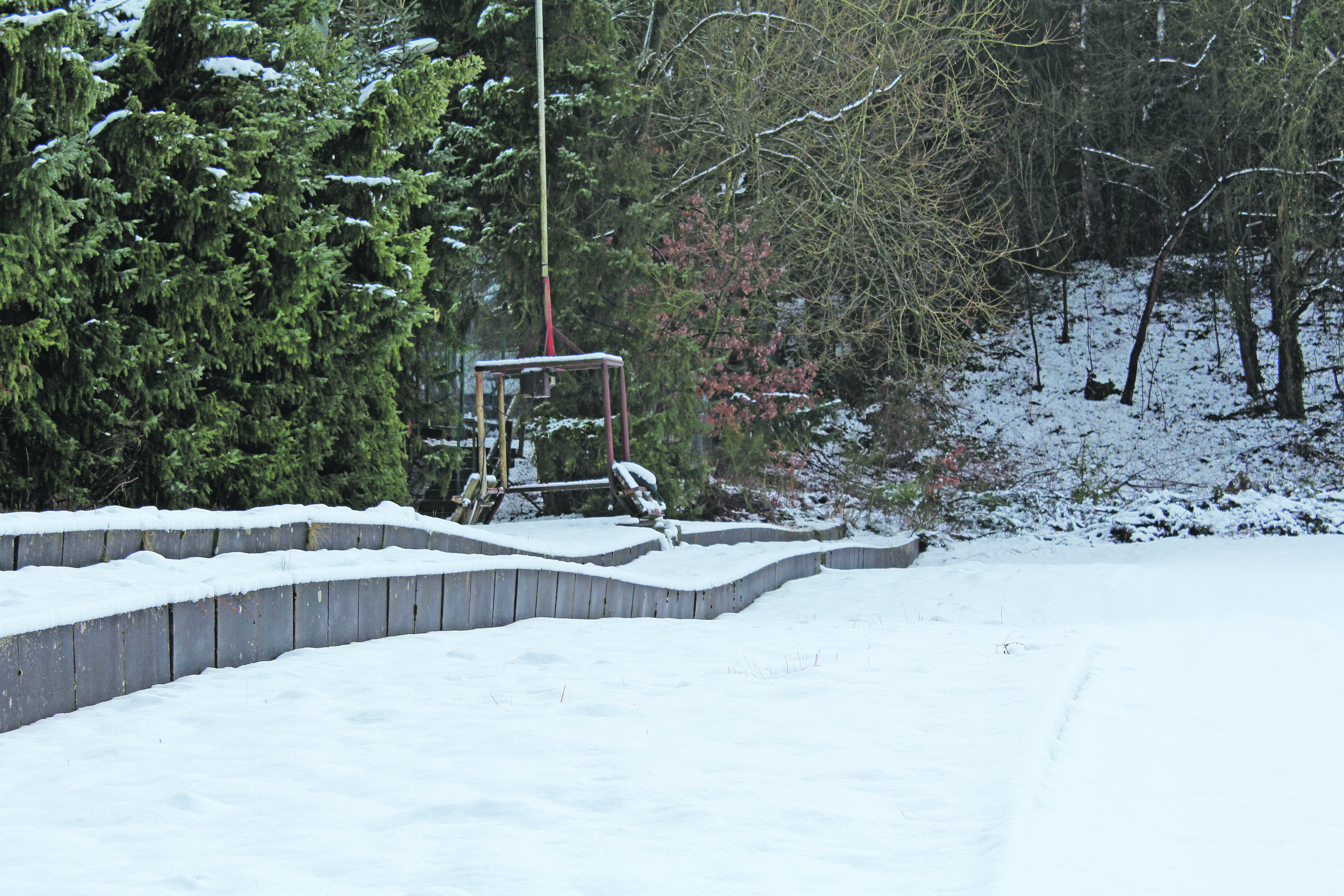 Auch bei Schnee gut zu erkennen: Die
Tribüne und der Platz sind abgesackt