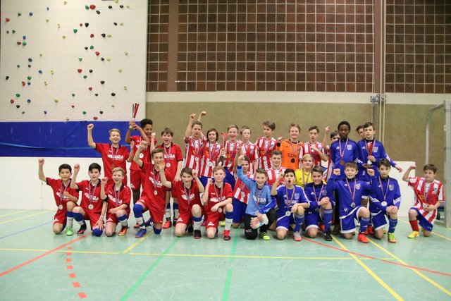 Die erst-, zweit- und drittplatzierten Fußballer freuen sich riesig über ihren Erfolg beim Winterturnier des FC Rosengarten