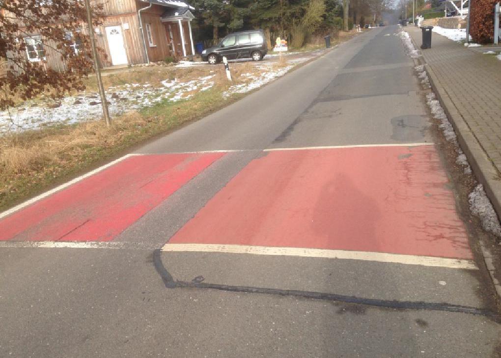 Die Farbe blättert schon ab. Diese Markierung am Beginn des Staersbecker Wegs stoppt keinen Temposünder