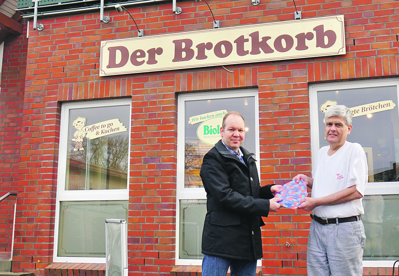 Einen Betrag für vier personalisierte
Spendersteine überreichte Bäckermeister
Lennart Ziesemer (re.) „LeA“-Vorstandsmitglied Dr. Joachim Köhne