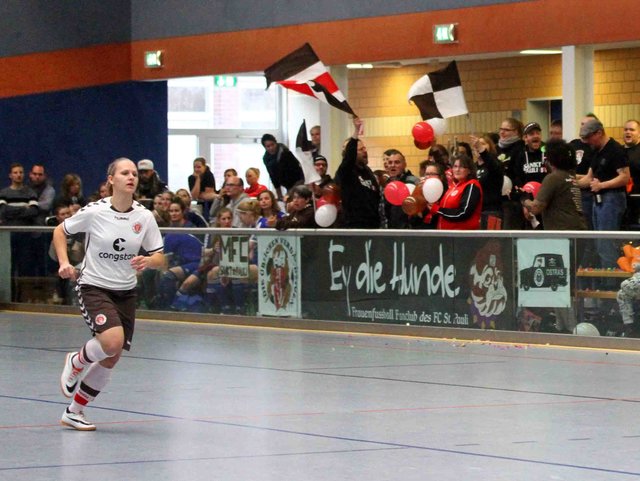 Die St. Pauli-Fans auf der Zuschauertribüne in Marschacht
