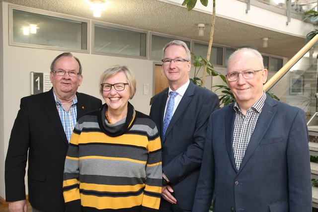 Reiner Kaminski (Bereichsleiter Soziales beim Landkreis Harburg, 3. v. li.) gratulierte dem neuen Vorstand (v. li.): Ulf Alsguth, Elisabeth Schmidt und Horst Lefers | Foto: Landkreis Harburg