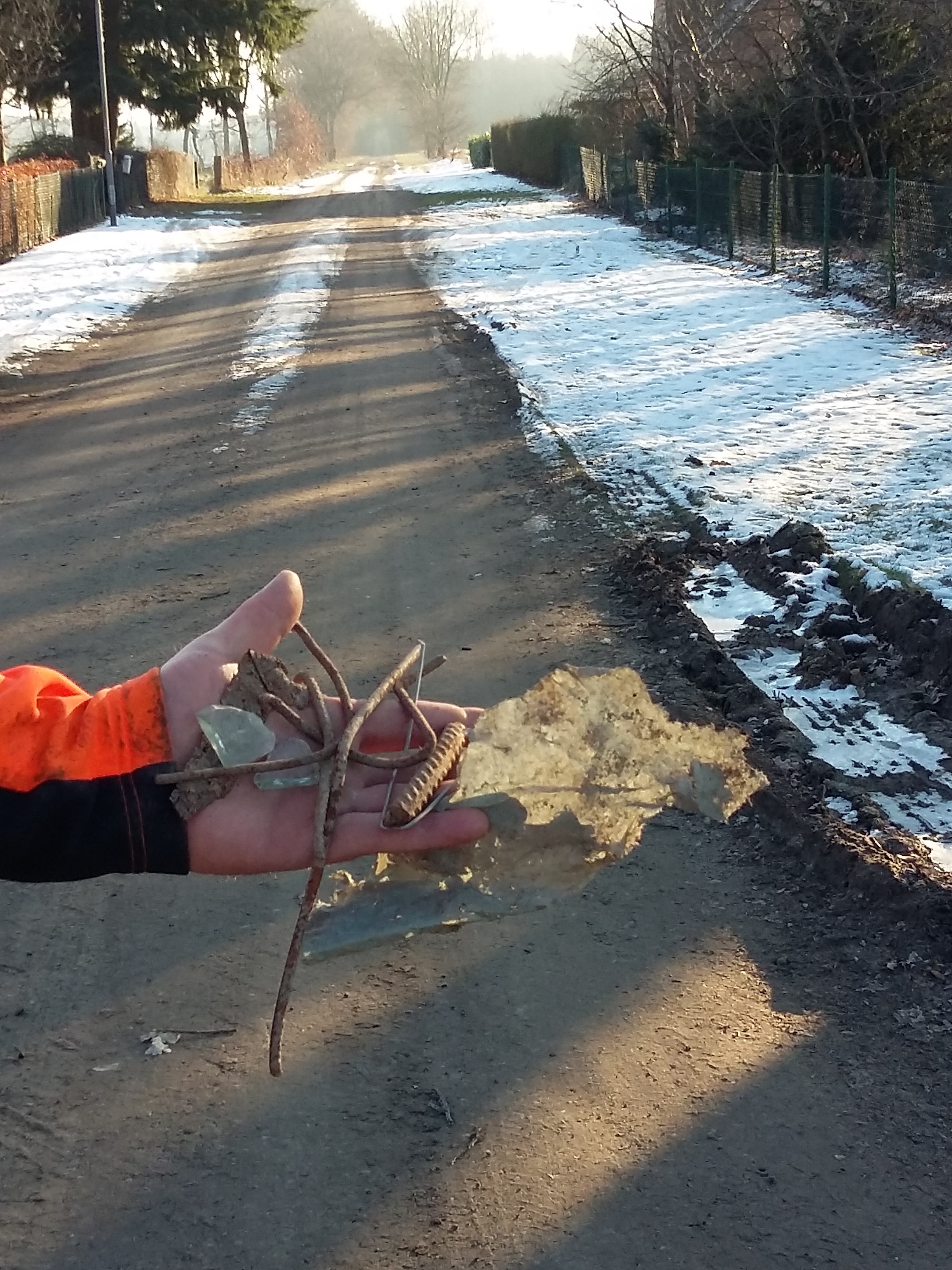 Nägel und Plastikfetzen: So etwas finden die Anwohner des Wiesenweges seit der Sanierung ständig auf der Straße.