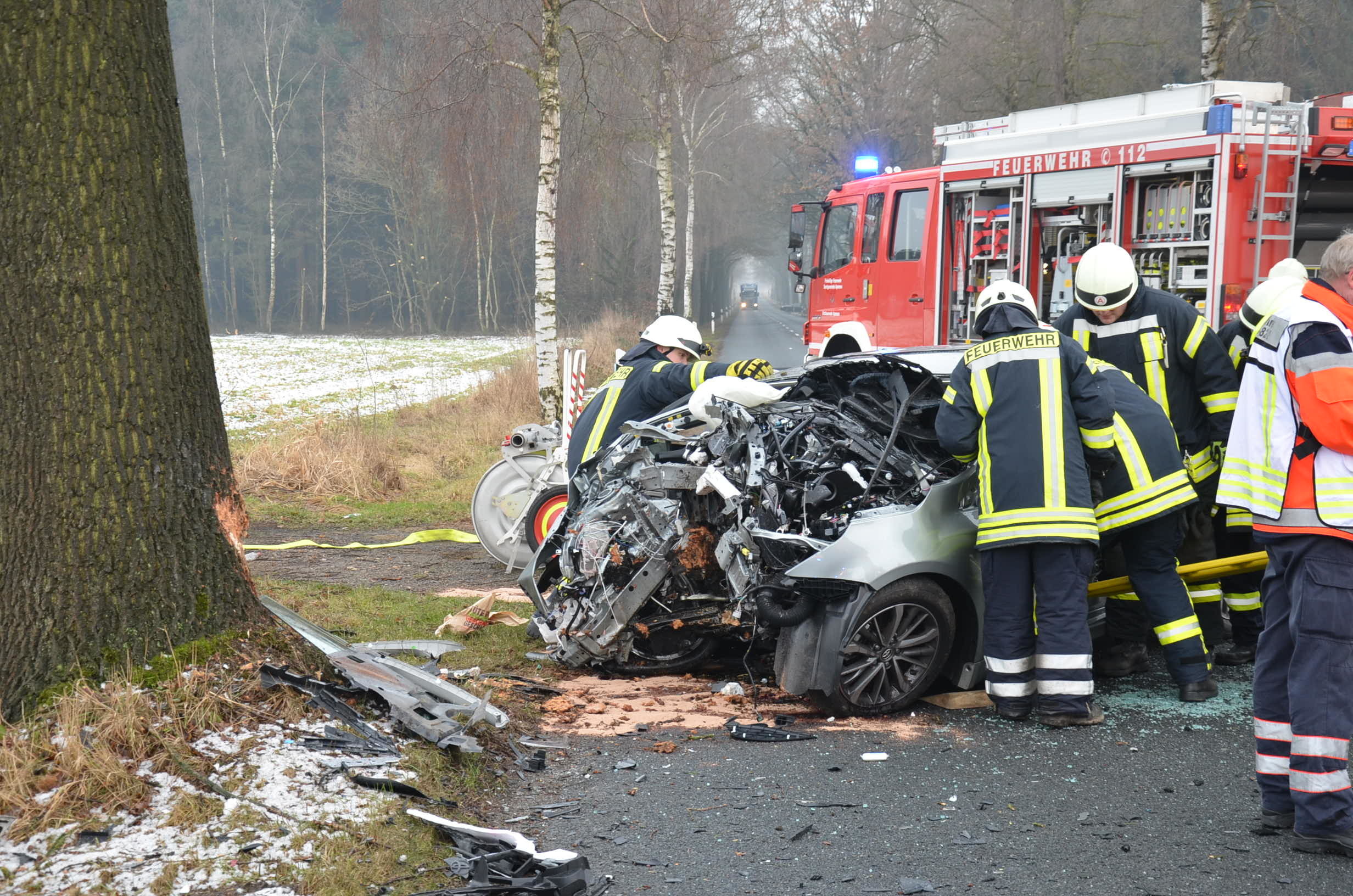 Bei dem tödlichen Verkehrsunfall prallte ein Autofahrer mit seinem Fahrzeug frontal gegen einen Baum