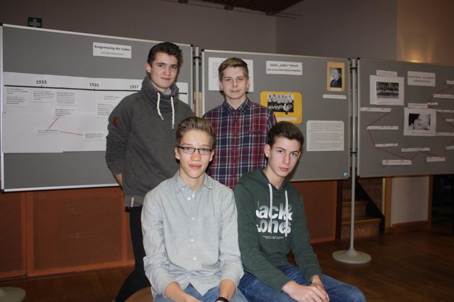 Stellten Informationen zu Sportvereinen während des Dritten Reichs zusammen: die IGS-Schüler (hinten, v.li.) Niclas Fink und Finn Bünnemann sowie (vorn, v. li.) Conrad Richter und Finn Mahnken. Zur Gruppe gehört auch Tim Viercke