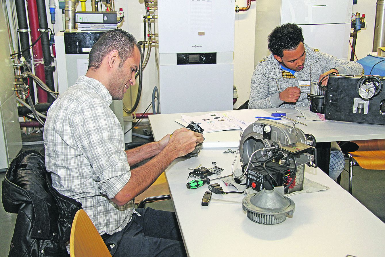 Abdul Wakil Mansoori und Yohana Tekeste während der Aktionswoche zum Thema Umwelttechnik, in der sich die Teilnehmer bewähren mussten