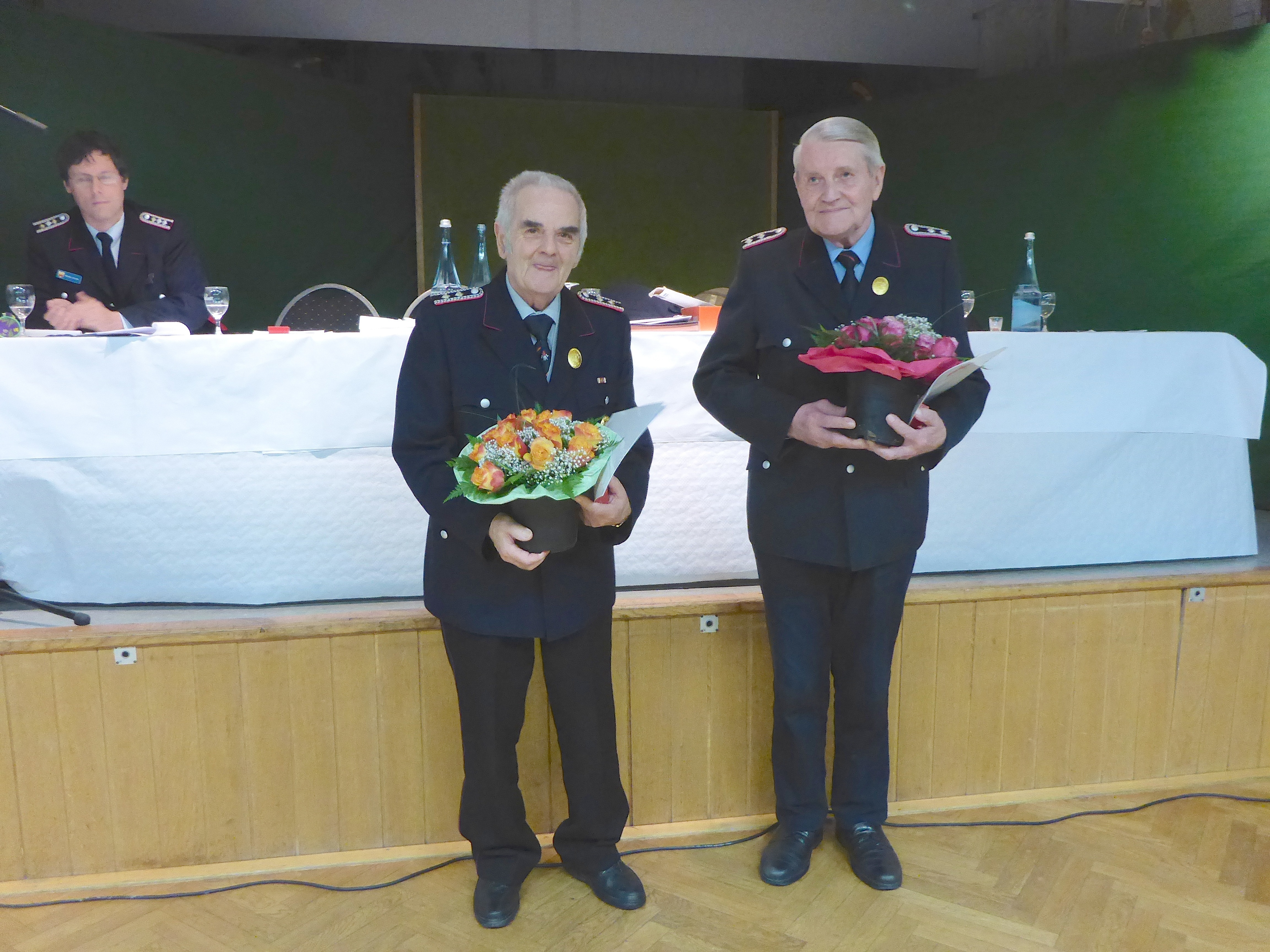 Wurden für 60-jährige Mitgliedschaft in der Feuerwehr ausgezeichnet: Hans-Heinrich Stüven (li.) und Kurt Neumann aus Dollern