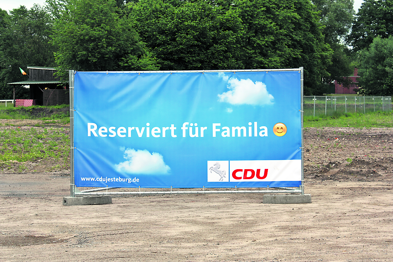 „Reserviert für Famila“ - dieses Plakat stellte die CDU als „Platzhalter“ auf dem ehemaligen
Festhallen-Grundstück auf. Vielleicht wird es bald nicht mehr benötigt