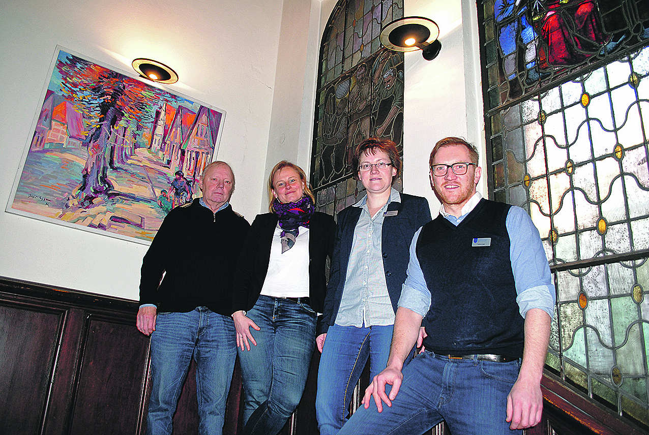 Sie planen eine neue Veranstaltung in Altkloster (v.li.): Walter Tibke und Dr. Nina Freudenthal (beide vom Bürgerverein Altkloster) bereiten den Tag der Vereine mit Doreen Eichhorn und Torsten Lange von der Stadtverwaltung vor