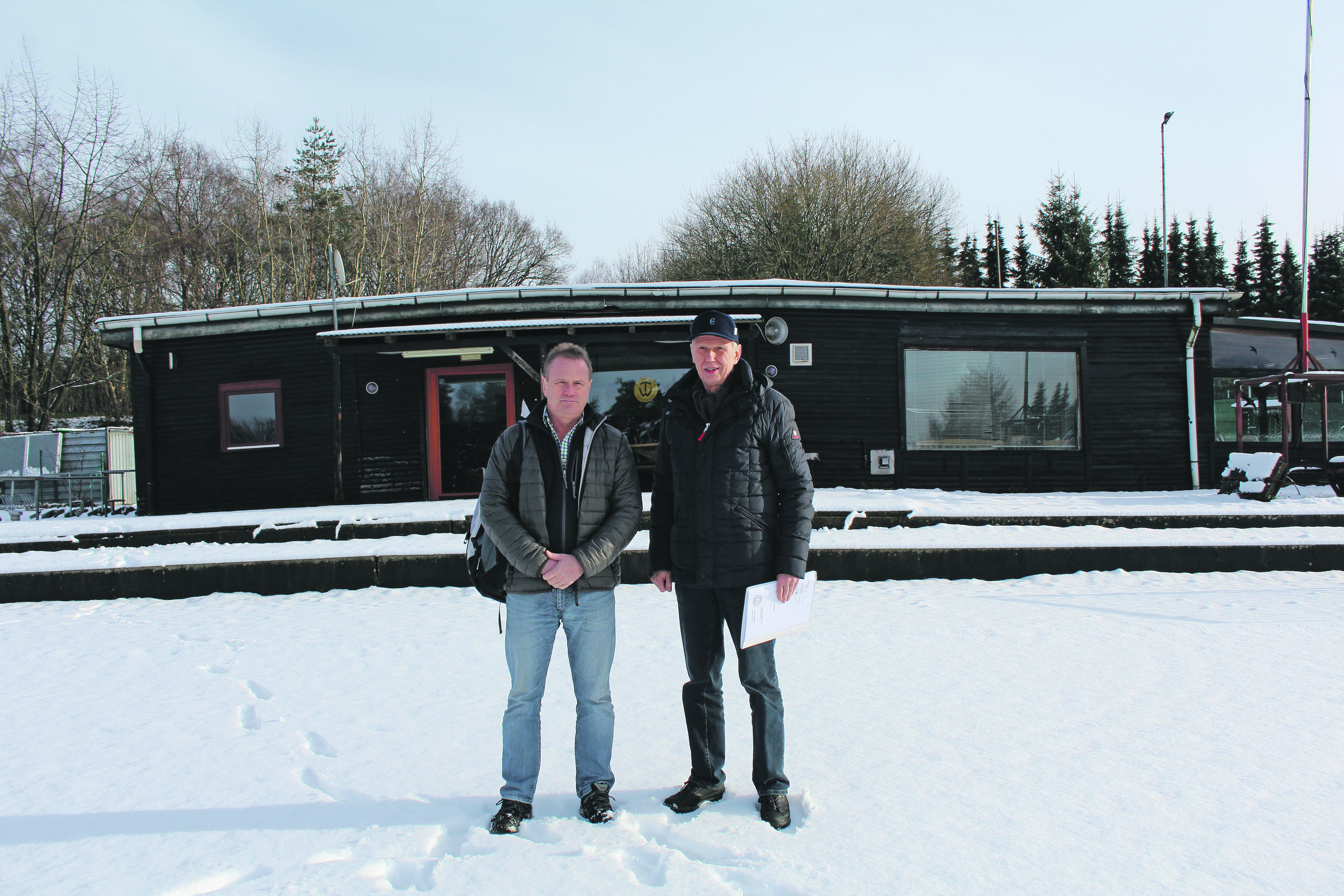 Sportwart Bernd Martens (li.) und 1. Vorsitzender Peter Krause von der Turnerschaft Westerhof
vor dem sanierungsbedürftigen Sportlerheim