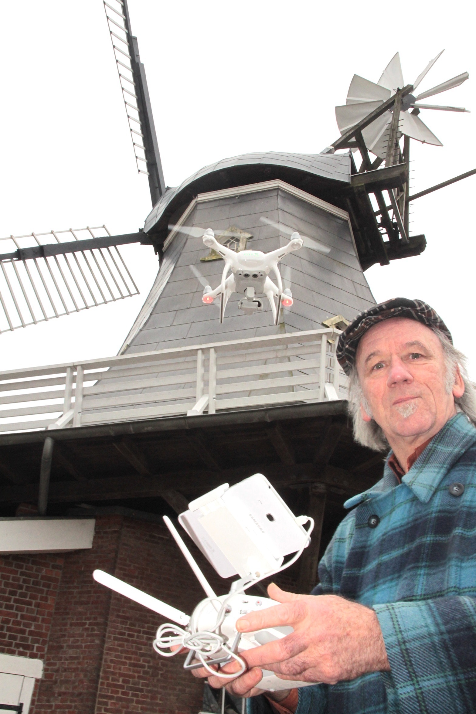 Peter Dymek mit seiner Drohne an der Windmühle Amanda in Grefenmoor