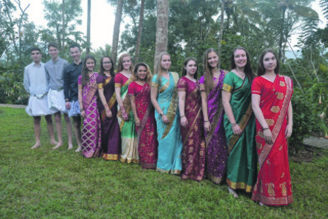 In Lungis und Saris: Die Schüler ließen sich indische Kleider anfertigen | Foto: Rieckmann