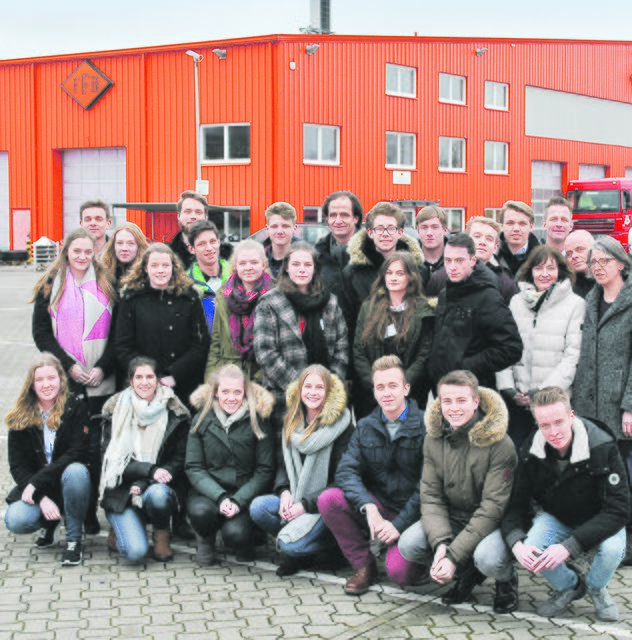 Bei der Abschlussveranstaltung auf dem Gelände der Winsener Firma Feldbinder: die am Chefpraktikum teilnehmenden Schüler mit Betreuern und Projektleiter Michael Tietz (hi. Mitte)