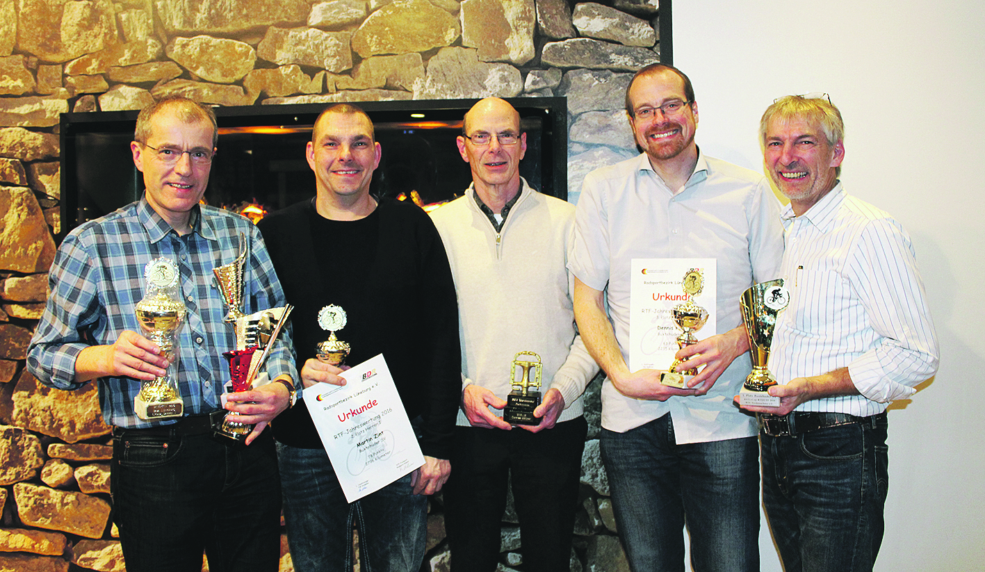 Günter Hildebrand (v. li.) mit den Pokalen seiner Tochter Finja, Martin Zint, Carsten Külper, Dennis Pauli und Spartenleiter Jens Klüver