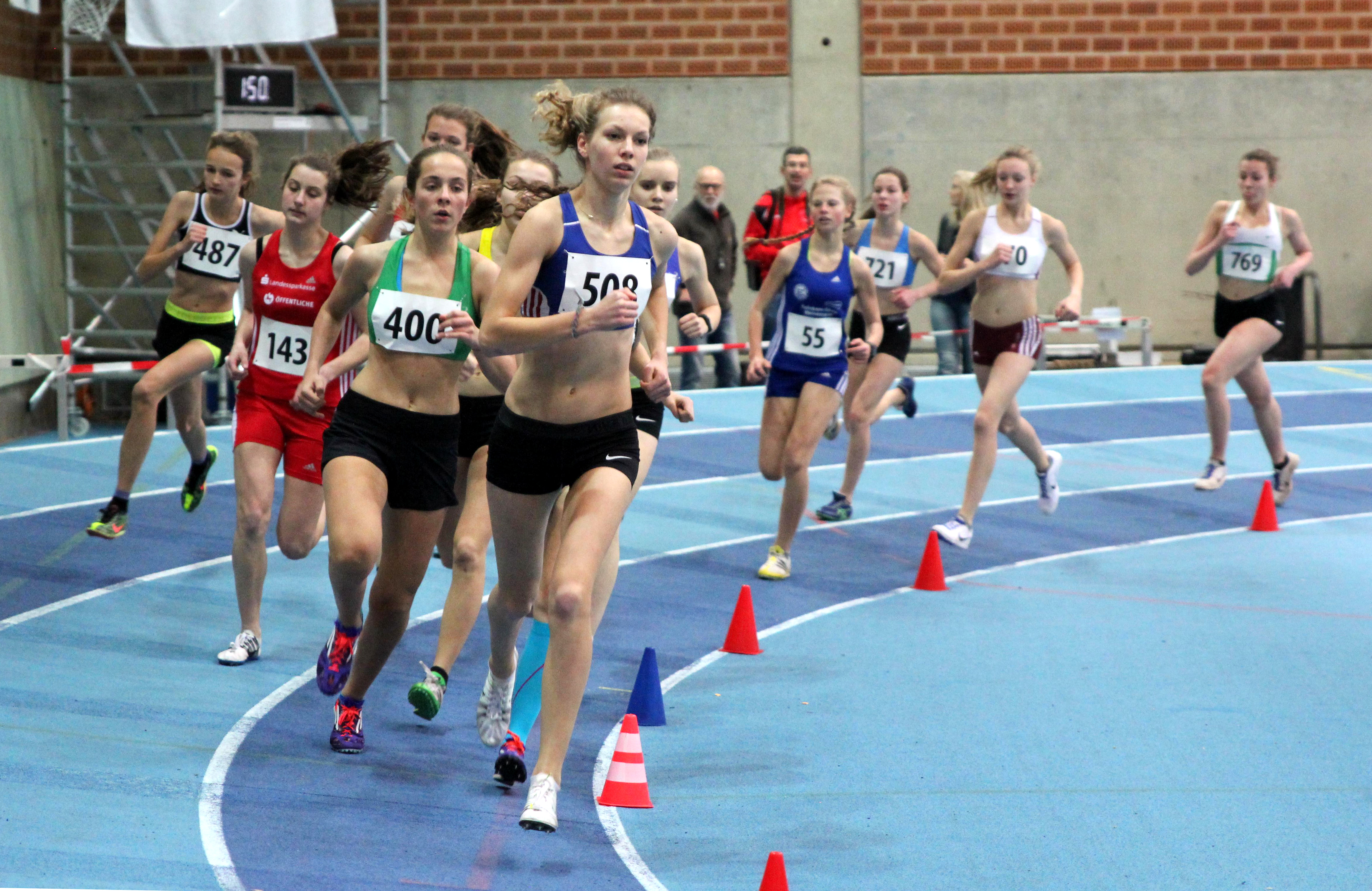 Lena Helmboldt (re.) von der LG Nordheide setzte sich nach 500 Meter an die Spitze des Feldes und gab die Führung im 1500-Meter-Lauf der U18-Jugend nicht mehr ab