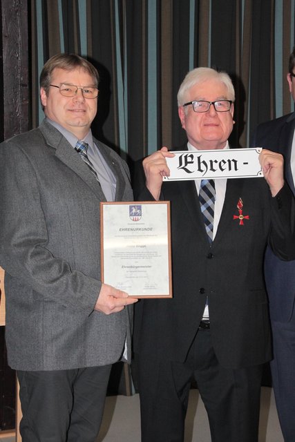 Ernennung zum Ehrenbürgermeister: Heinz Mügge (re.) mit seinem Nachfolger Klaus-Peter Borchers-Saß