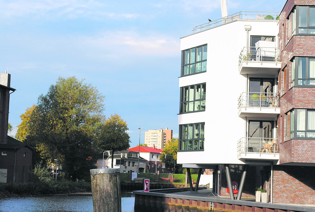 Wohnen in Buxtehude ist teuer und Wohnraum ist knapp. Im Vordergrund die attraktiven Häuser im Hafen, im Hintergrund das Hochhaus an der Schröderstraße