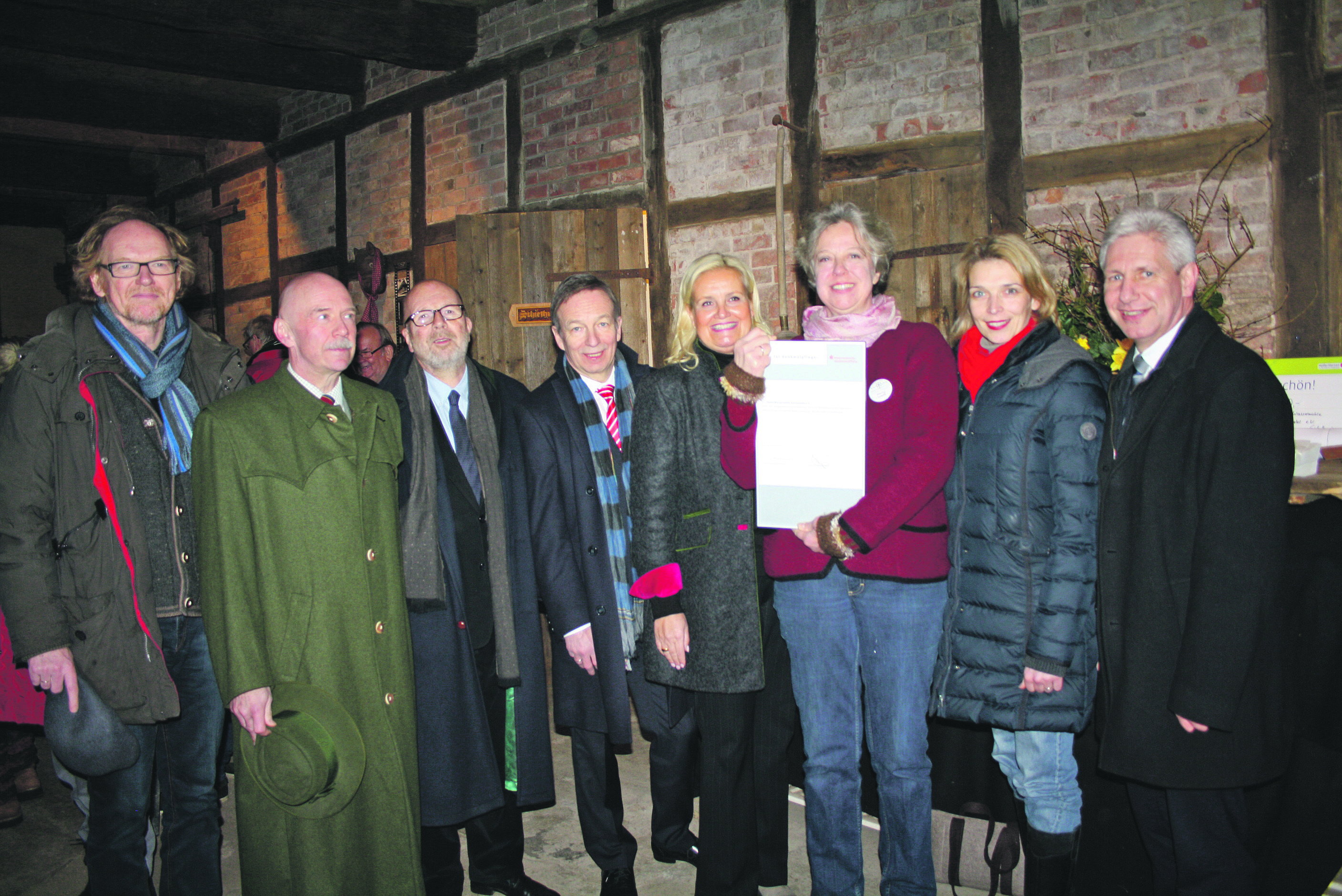 Bei der Preisverleihung (v. li.) Wolfgang Küchenmeister (Denkmalpfleger beim Landkreis Harburg), Michael Heinrich Schormann (Nieders. Sparkassenstiftung), Prof. Dr. Stefan Winghart (Präs. Landesamt für Denkmalpflege), Heinz Lüers (Vorstandsvors. Sparkasse Harburg-Buxtehude), Bürgermeisterin Martina Oertzen, Emily Weede (Vors. Mühlenverein), Svenja Stadler (MdB) und Landrat Rainer Rempe