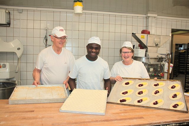 Butterkuchen und Co. sind bereit für den Backofen: Akon Tidjane Amadou (Mitte) mit seinen erfahrenen Kollegen Norbert Wichers und Elke tom Have