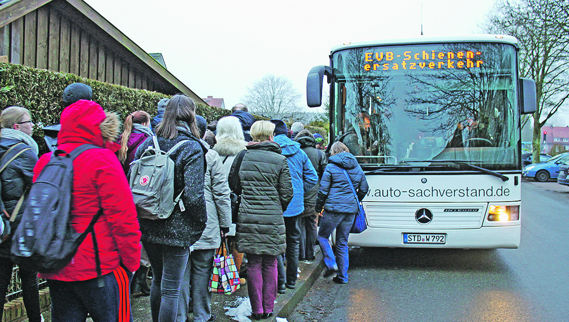 Drängeln vor dem Ersatzbus: Es passten längst nicht alle Pendler hinein