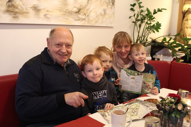 "Klasse dass die Kinder mitkommen dürfen - man kommt ganz anders ins Gespräch", sagt Manfred Silkinn. Er kam mit seinen Enkeln (v. li.) Leon, Ben und Marlon und Tochter Michaela