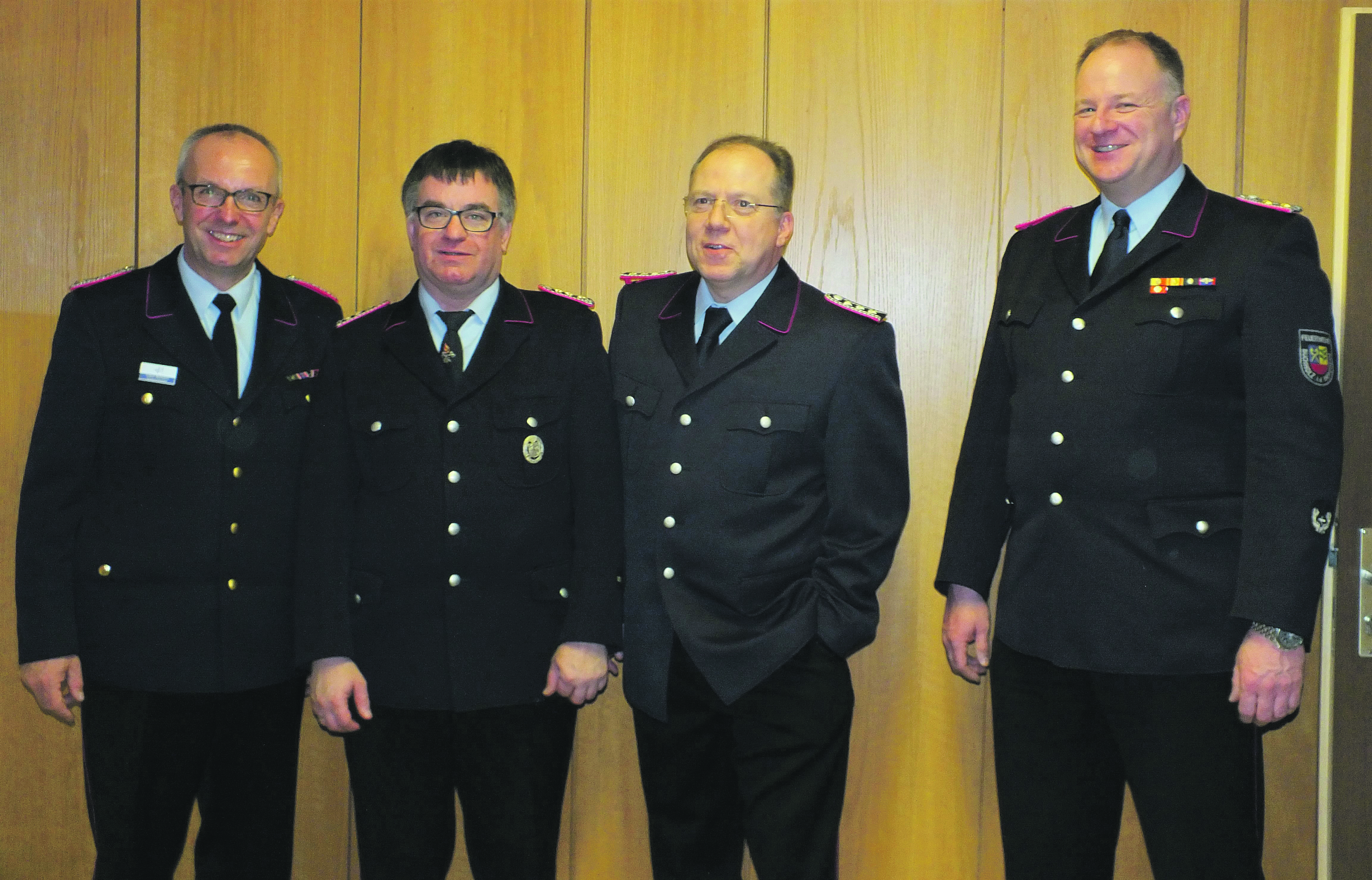 Über die Wahl in Sprötze freuen sich (v. li.): Kreisbrandmeister Volker Bellmann, der stellvertretende Ortsbrandmeister Jörgfried Stapel, der designierte Ortsbrandmeister Thomas Meschkat und Stadtbrandmeister André Emme