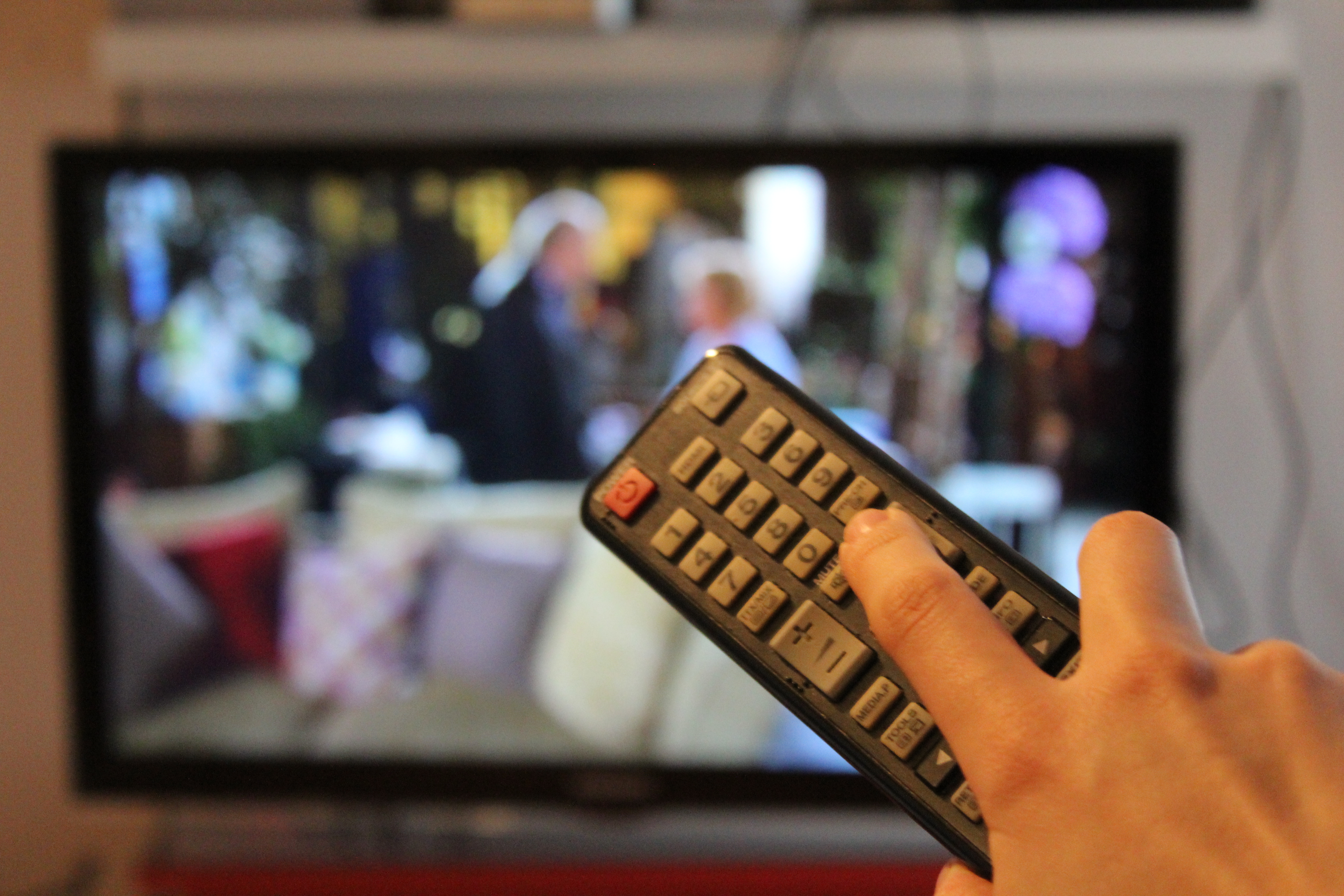Ende März wird eine neue Übertragungsvariante, das sogenannte „DVB-T2 HD“, eingeführt. Receiver und Fernsehgeräte, die bisher DVB-T empfangen haben, sind nicht mit dem neuen Format kompatibel und funktionieren dann nicht mehr